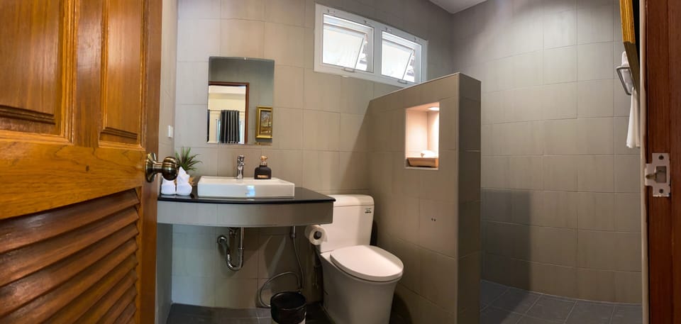 Deluxe Double Room | Bathroom | Shower, free toiletries, hair dryer, bidet