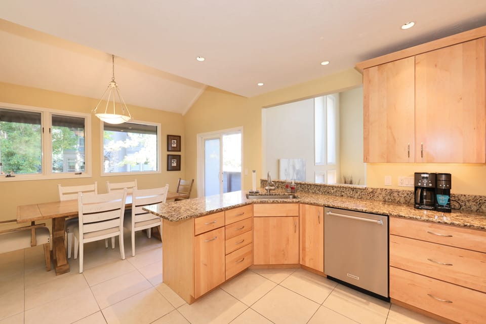 Dining/Kitchen area with access to deck and Grill 