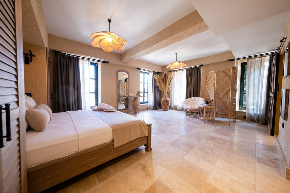 Suite | In-room safe, free WiFi, bed sheets