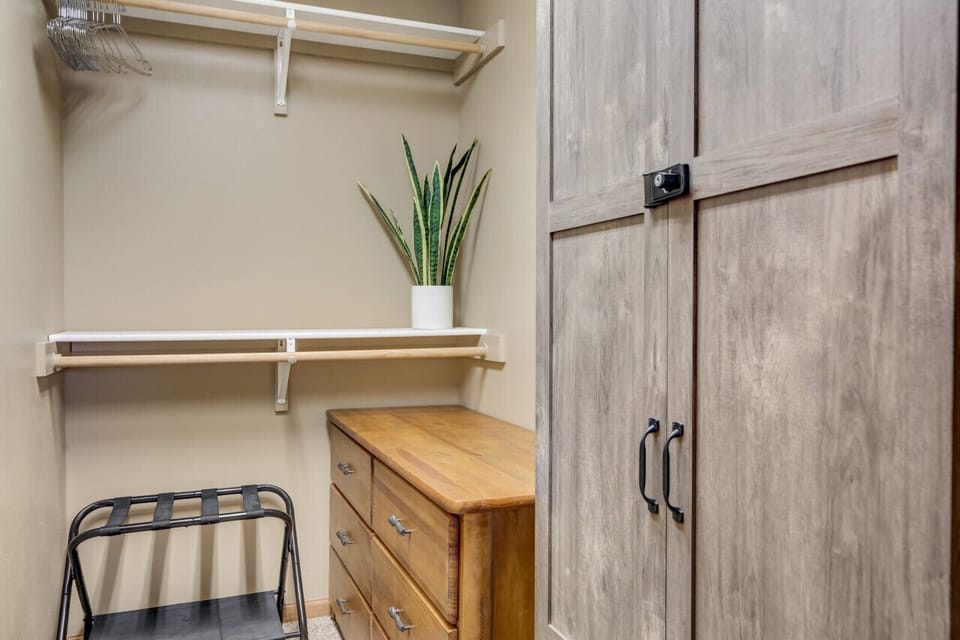 Walk-in Closet