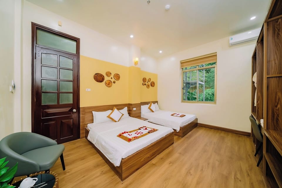 Comfort Quadruple Room | Bathroom | Shower, hydromassage showerhead, free toiletries, hair dryer