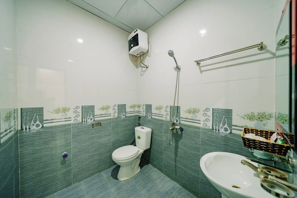 Deluxe Double or Twin Room | Bathroom | Shower, hydromassage showerhead, free toiletries, hair dryer