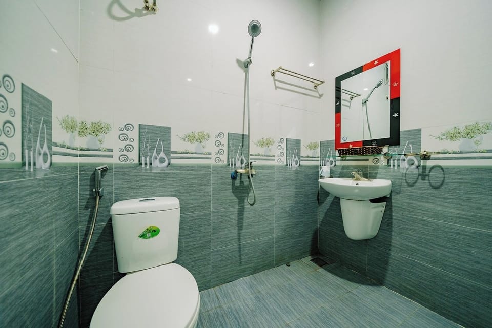 Deluxe Double or Twin Room | Bathroom | Shower, hydromassage showerhead, free toiletries, hair dryer