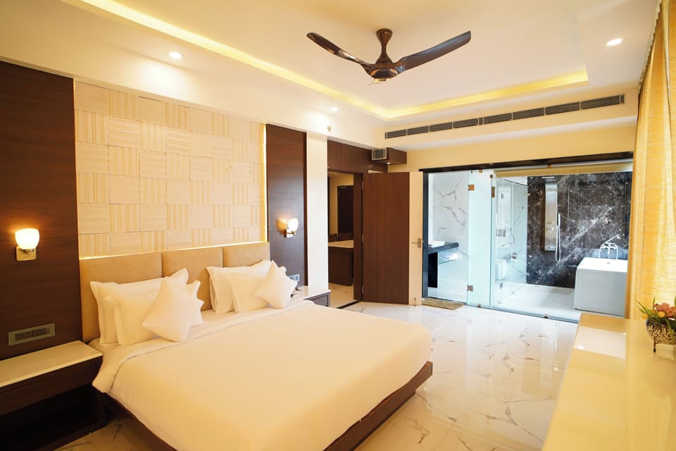 Royal Room | Premium bedding, minibar, desk, laptop workspace