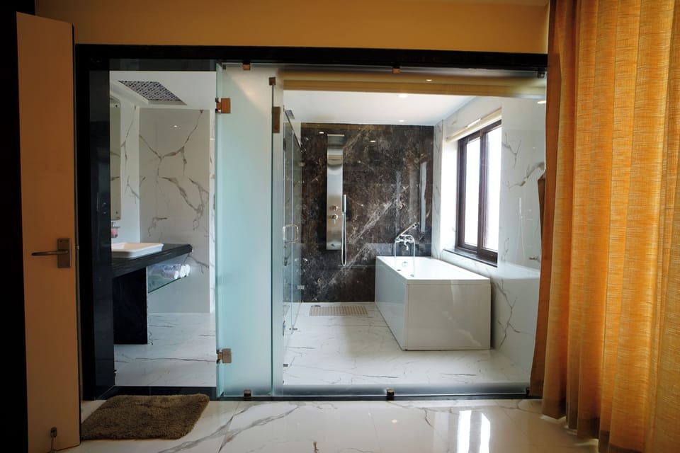 Royal Room | Bathroom | Hair dryer, bathrobes, slippers, towels