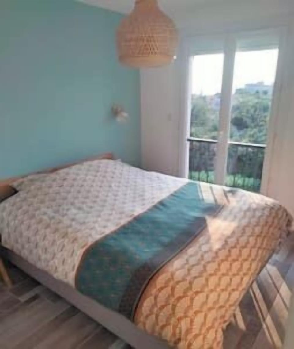 Bedroom with Queen bed