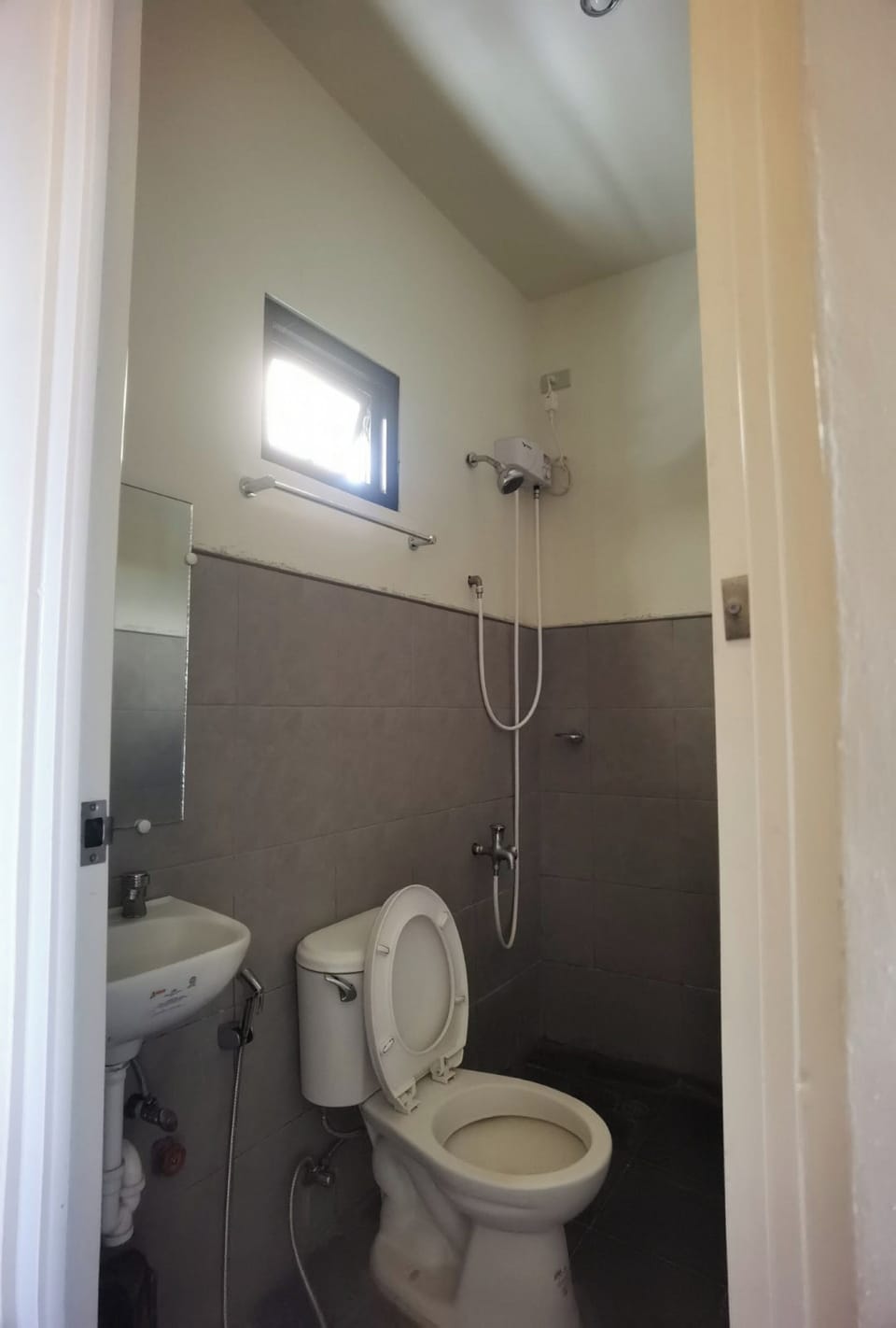 Standard Twin Room | Bathroom | Shower, rainfall showerhead, soap, shampoo