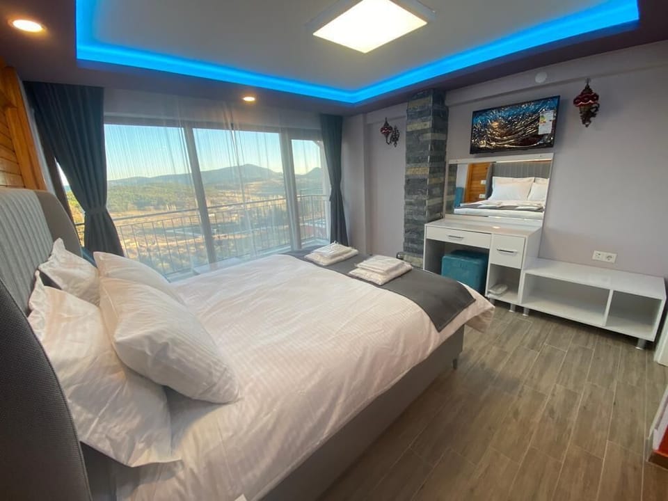 Panoramic Suite, 1 Queen Bed with Sofa bed, Non Smoking, Mountain View | Free minibar, in-room safe, blackout drapes, soundproofing