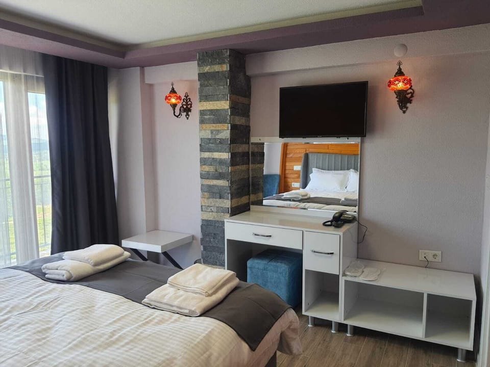 Panoramic Suite, 1 Queen Bed with Sofa bed, Non Smoking, Mountain View | Free minibar, in-room safe, blackout drapes, soundproofing
