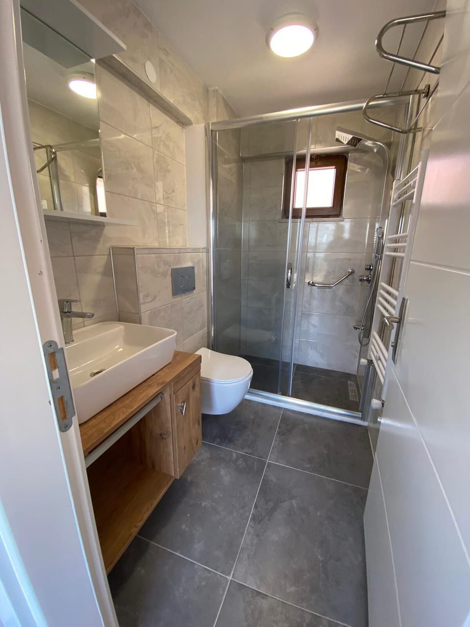 Panoramic Suite, 1 Queen Bed with Sofa bed, Non Smoking, Mountain View | Bathroom | Shower, free toiletries, hair dryer, slippers