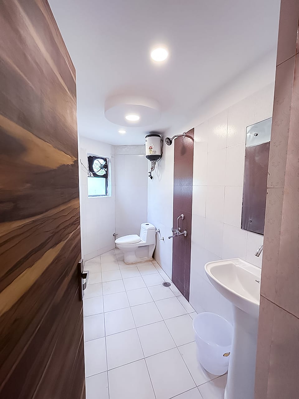 Deluxe Double Room | Bathroom | Free toiletries, slippers, towels