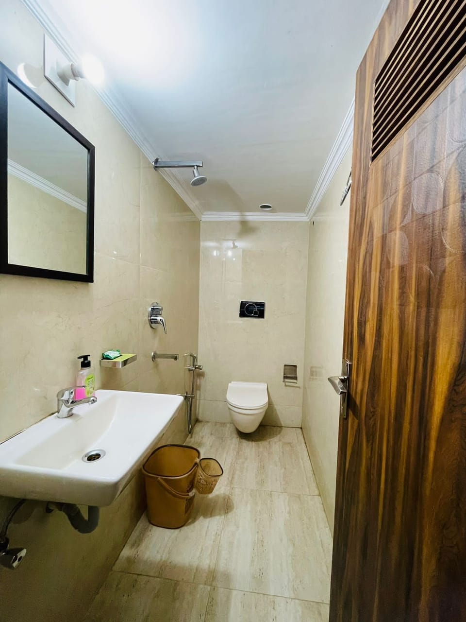 Deluxe Double Room | Bathroom | Shower, rainfall showerhead, bathrobes, slippers