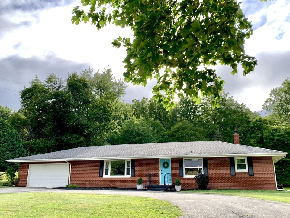 Hazel Acres Hideaway - peaceful setting, close to everything! 