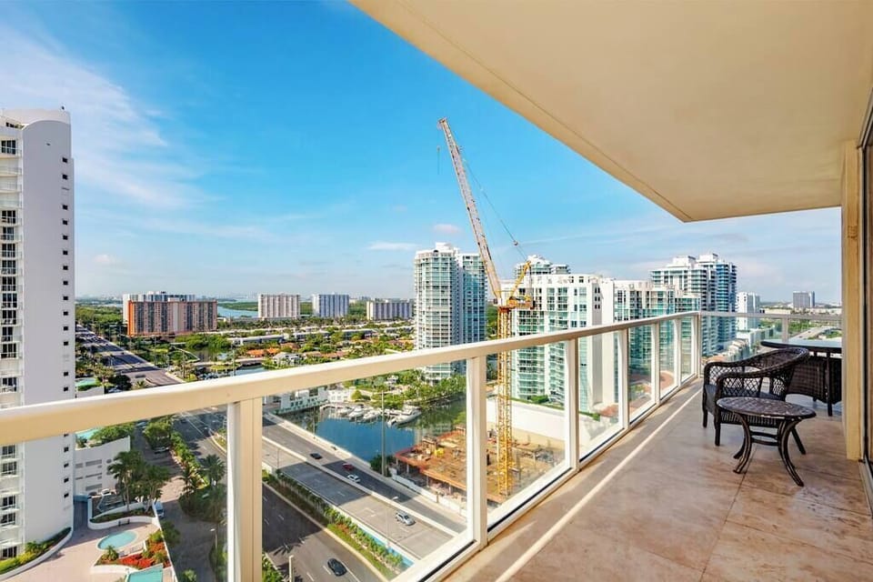 Ocean, city, intracoastal, downtown Miami and tons of natural light with southern exposure.