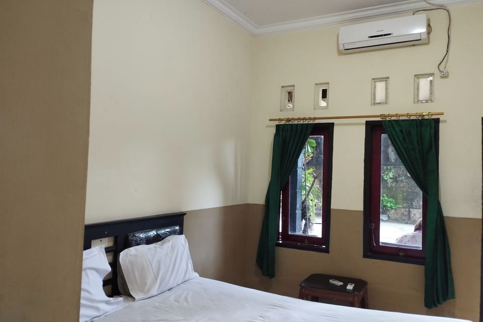 Deluxe Double Room | Desk, laptop workspace, bed sheets
