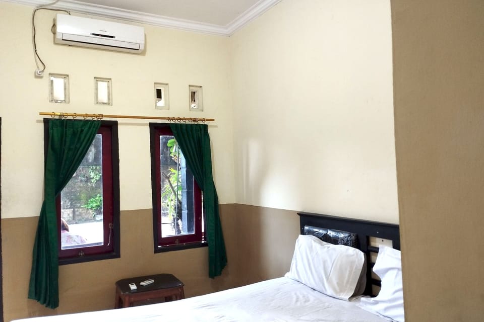 Deluxe Double Room | Desk, laptop workspace, bed sheets