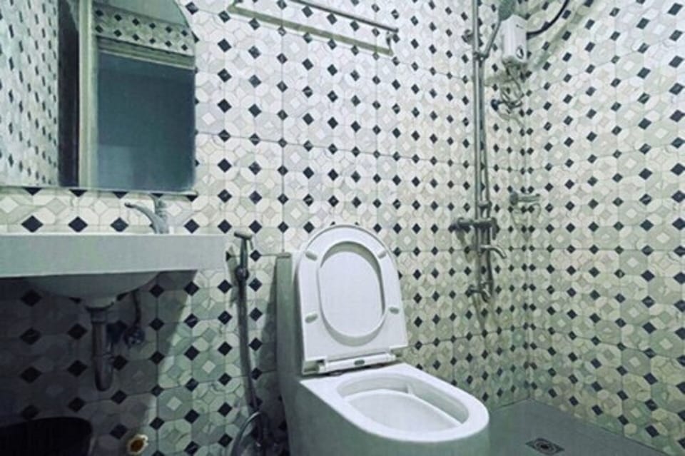 Deluxe Studio | Bathroom | Shower, rainfall showerhead, soap, toilet paper