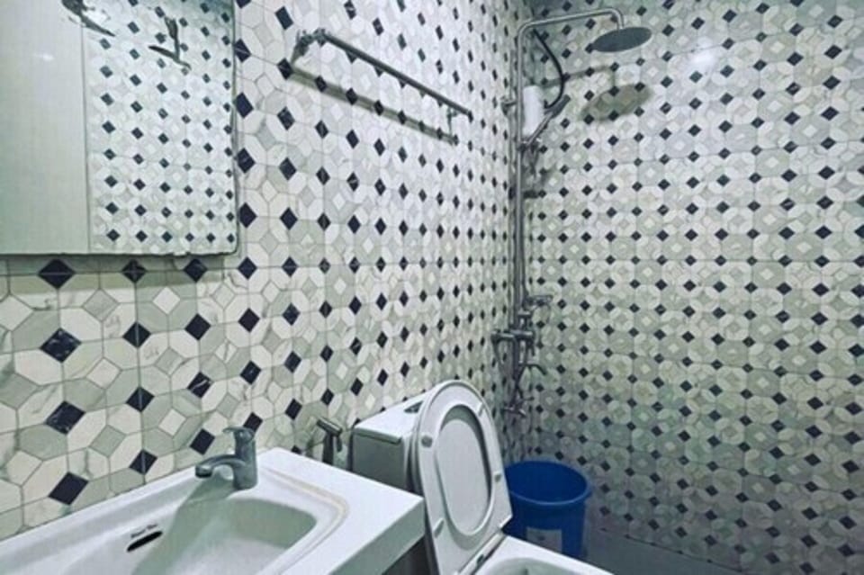 Deluxe Studio Suite | Bathroom | Shower, rainfall showerhead, soap, toilet paper