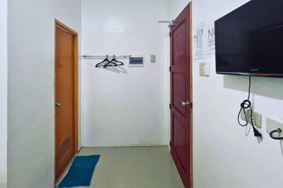 Deluxe Single Room | Desk, bed sheets