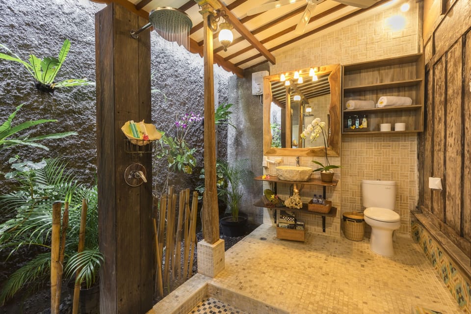 Deluxe Studio, 1 Bedroom | Bathroom | Deep soaking tub, free toiletries, hair dryer, bathrobes