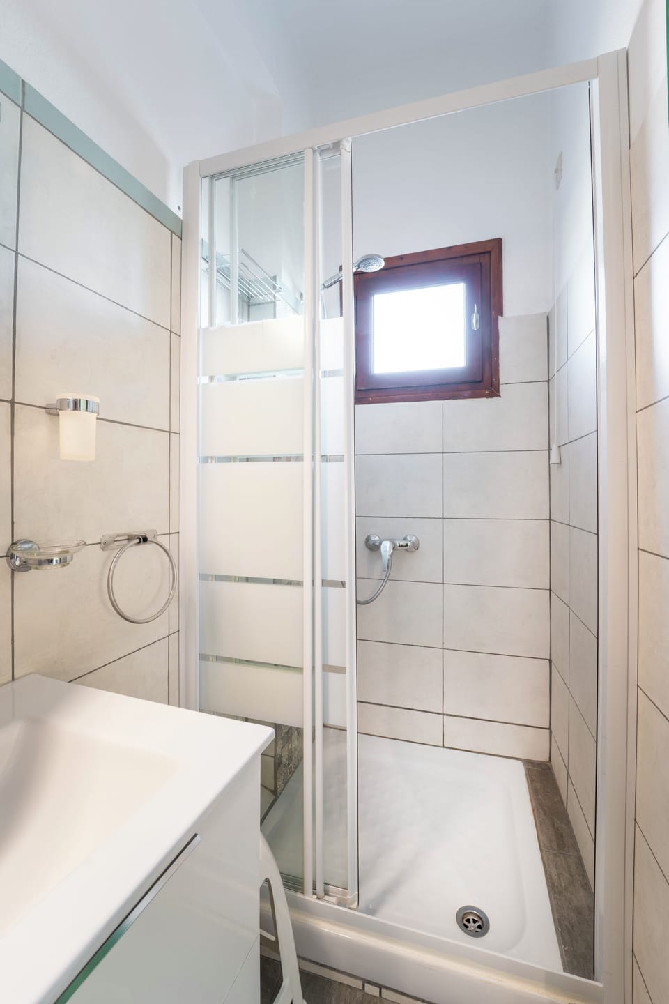 Classic Room | Bathroom | Shower, hair dryer, towels
