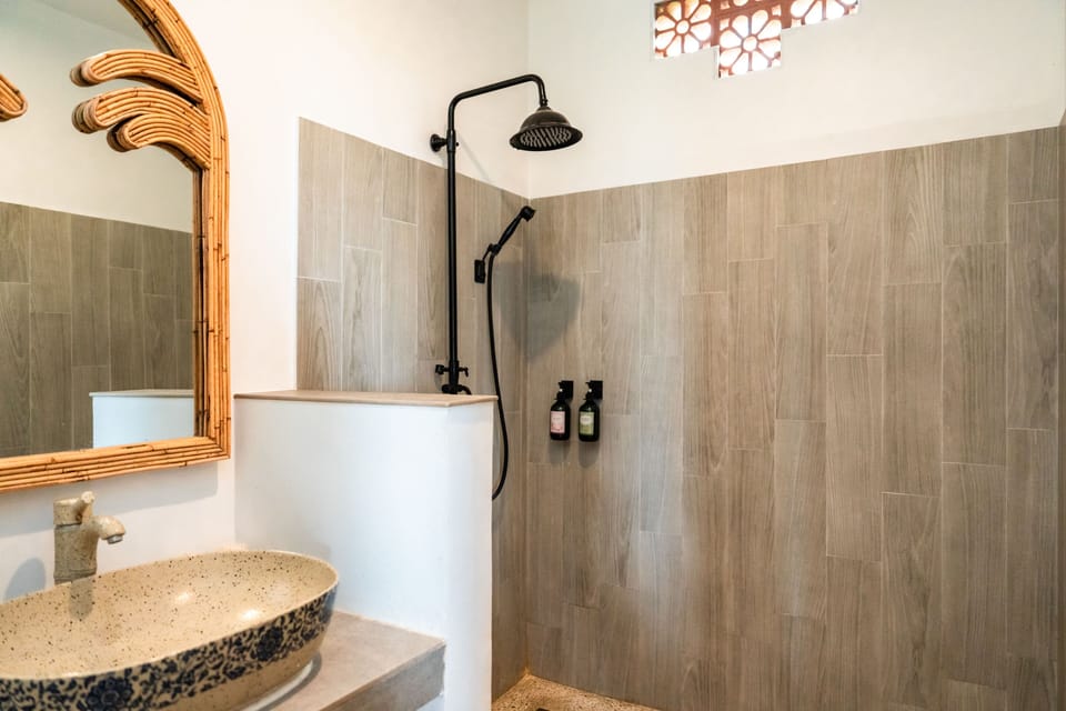 Deluxe Double Room | Bathroom | Shower, free toiletries, bidet, towels