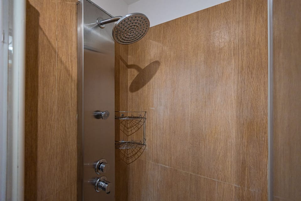 Classic Triple Room | Bathroom | Combined shower/tub, jetted tub, hair dryer, bidet