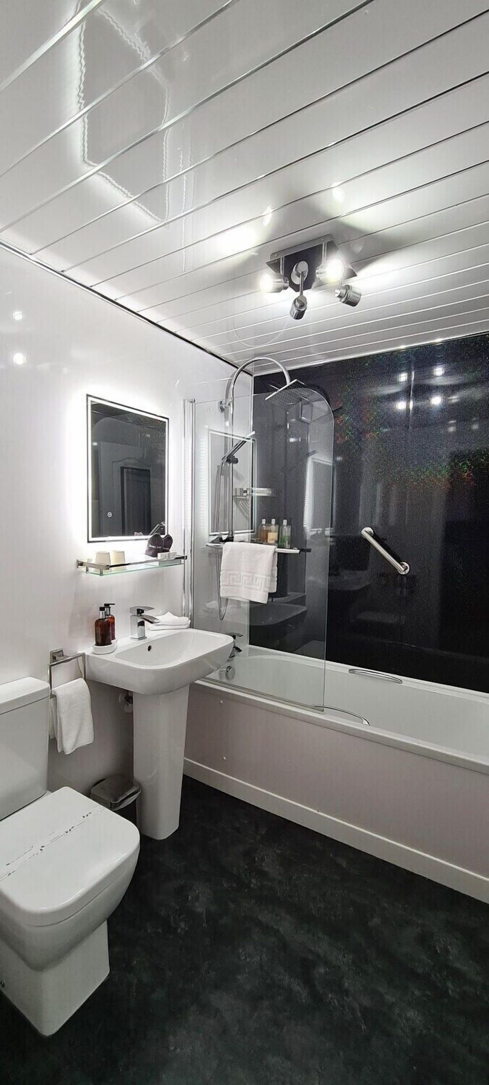 Classic Double Room, 1 King Bed | Bathroom | Shower, rainfall showerhead, designer toiletries, hair dryer