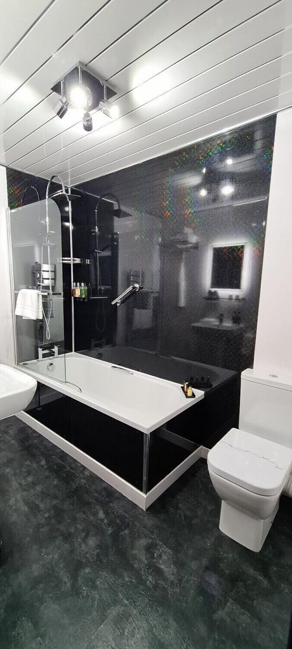 Classic Double Room | Bathroom | Shower, rainfall showerhead, designer toiletries, hair dryer