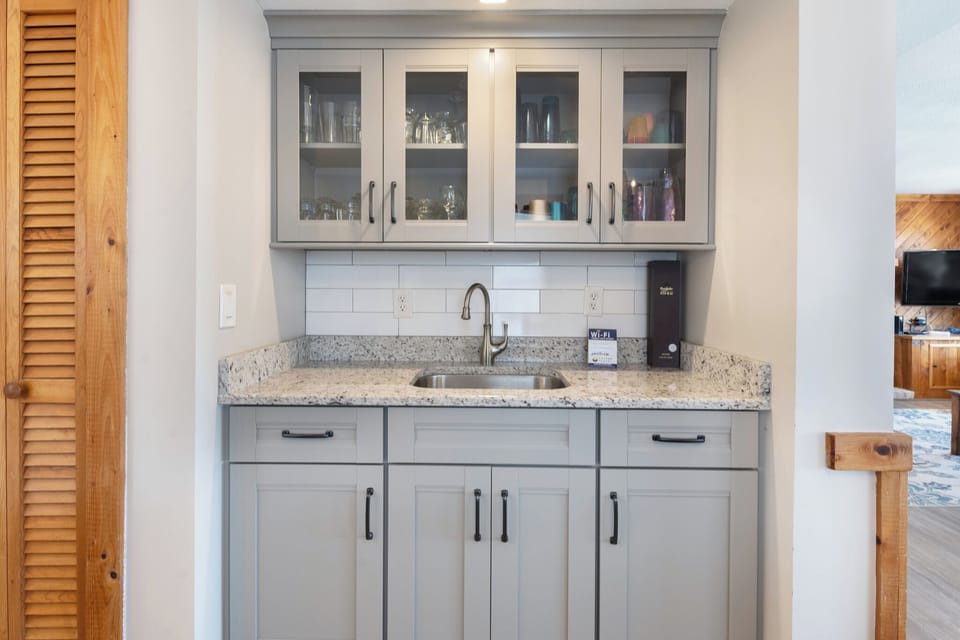 DU810: Endless Summer | Mid Level Dining Area w/ Wet Bar