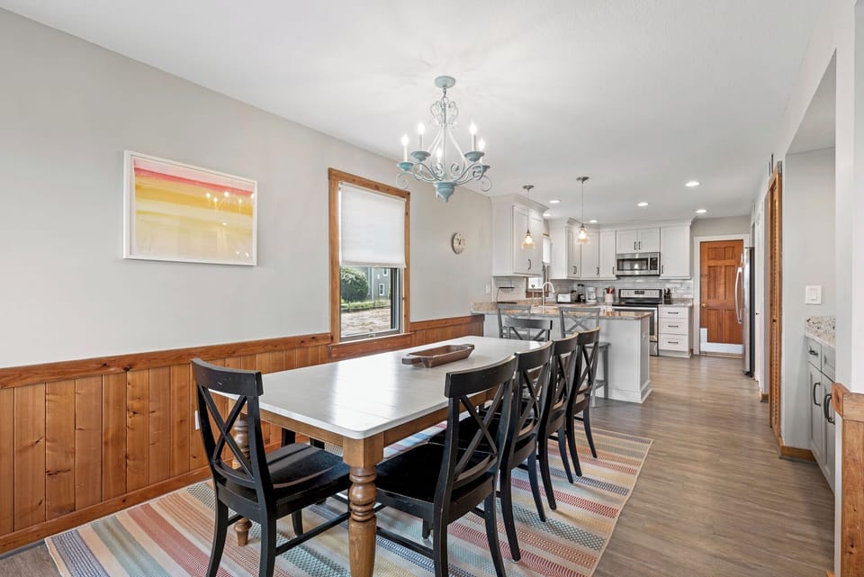 DU810: Endless Summer | Mid Level Dining Area