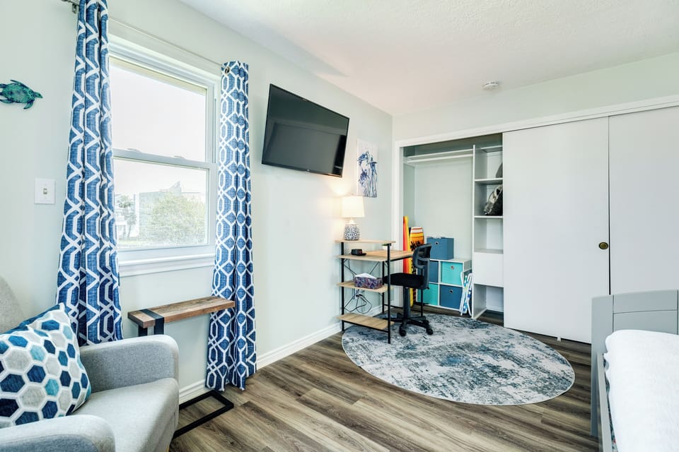 TV, desk & sitting area make it great for kids, teens or a small family