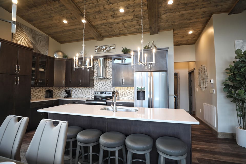 Spacious island in the kitchen
