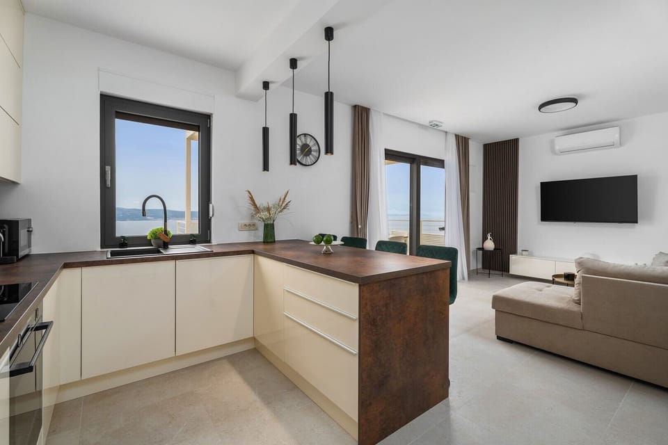 A fully equipped kitchen with all the needed amenities you need for a very comfortable stay 