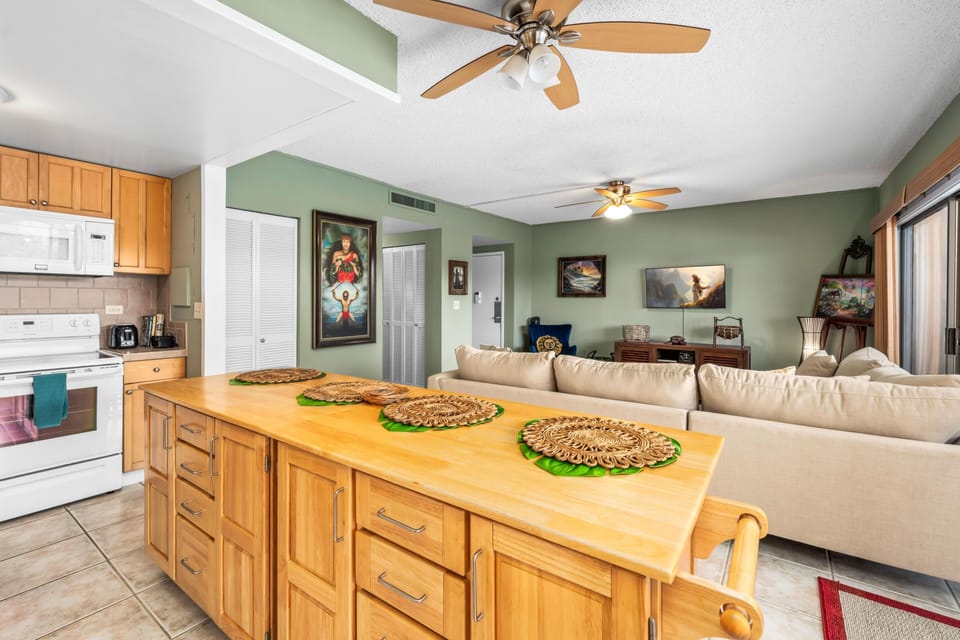 Condo, 2 Bedrooms | Private kitchen | Fridge, oven, coffee/tea maker, toaster