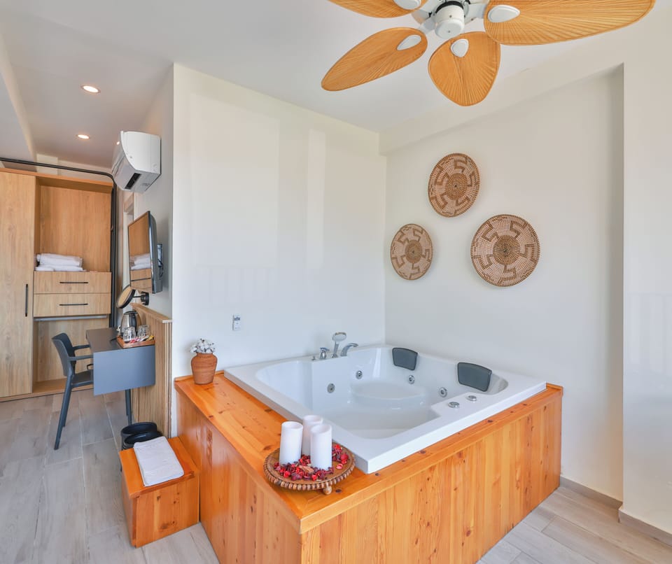 Deluxe Room with Sea View and Jacuzzi | Premium bedding, Select Comfort beds, in-room safe, blackout drapes