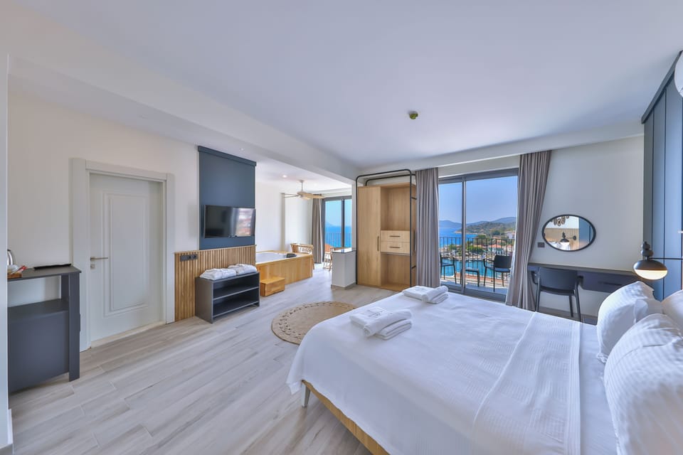 Deluxe Room with Sea View and Jacuzzi | Premium bedding, Select Comfort beds, in-room safe, blackout drapes