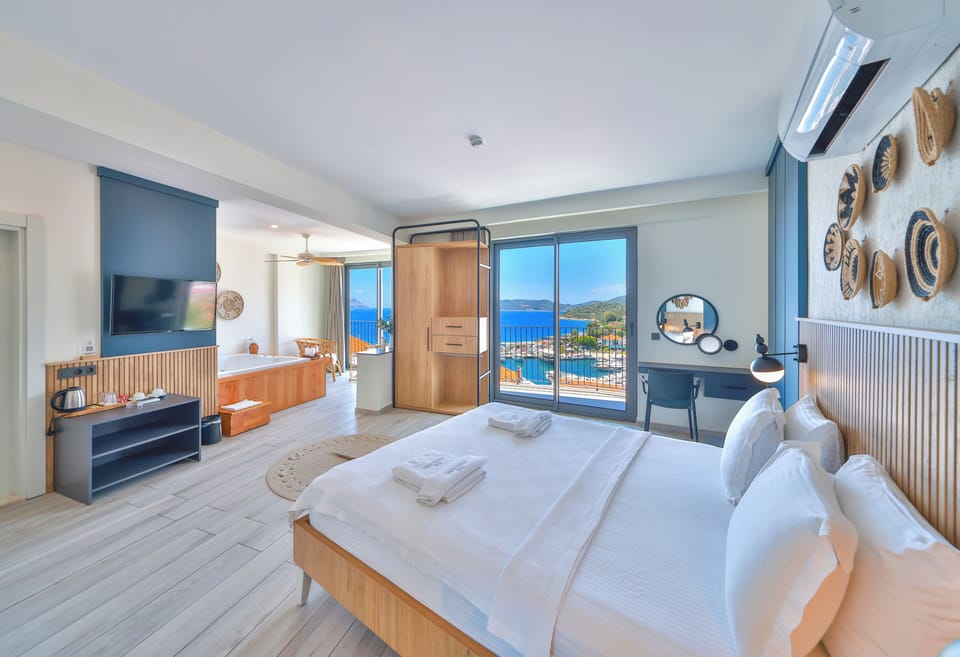 Deluxe Room with Sea View and Jacuzzi | Premium bedding, Select Comfort beds, in-room safe, blackout drapes