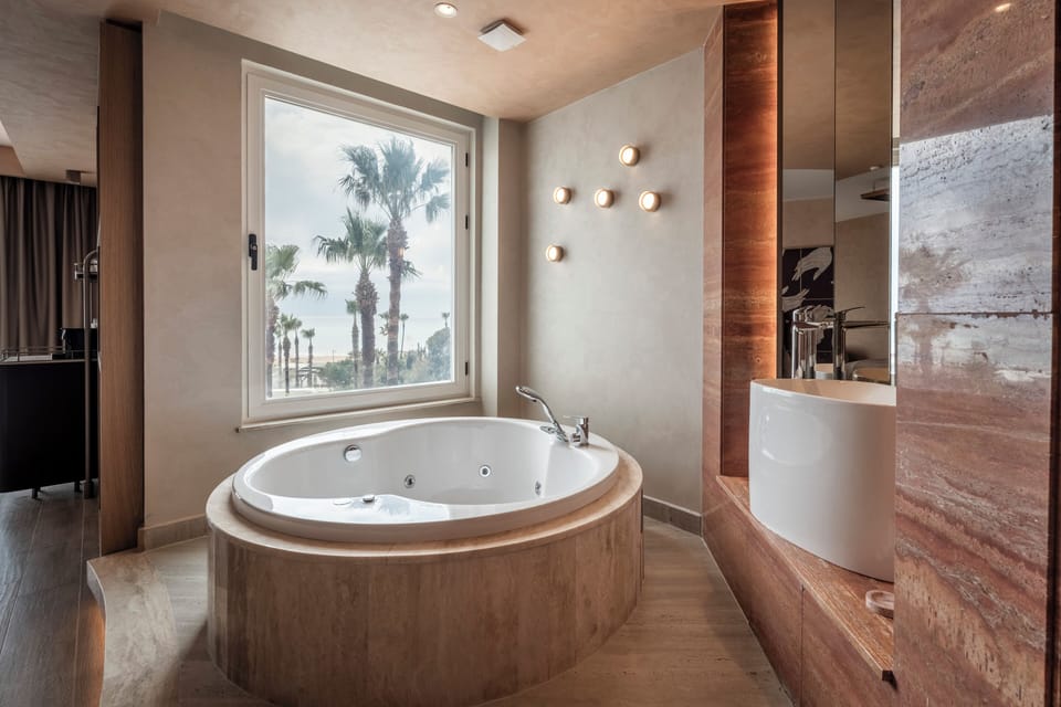 Superior Jacuzzi Sea view Comment | Free minibar, in-room safe, free WiFi, bed sheets