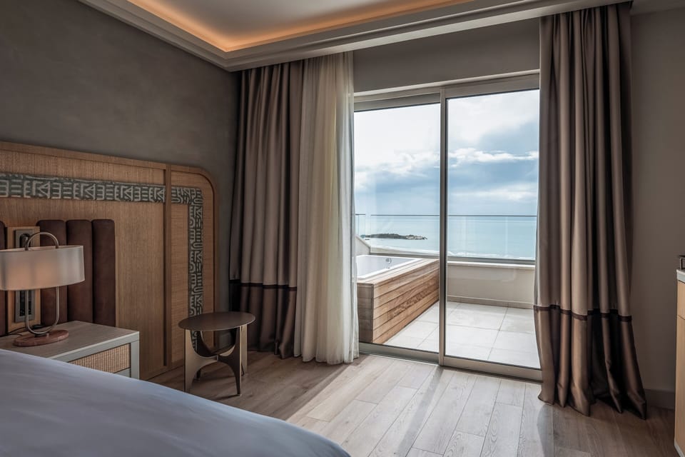Deluxe Room Sea view | Free minibar, in-room safe, free WiFi, bed sheets