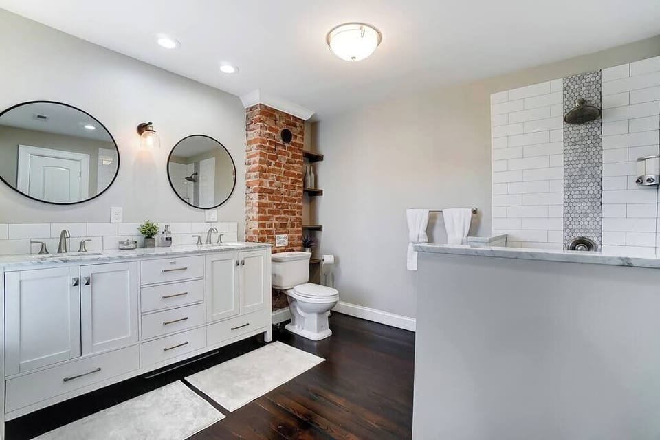 Bedroom 2 ensuite bathroom: located on the second floor 
