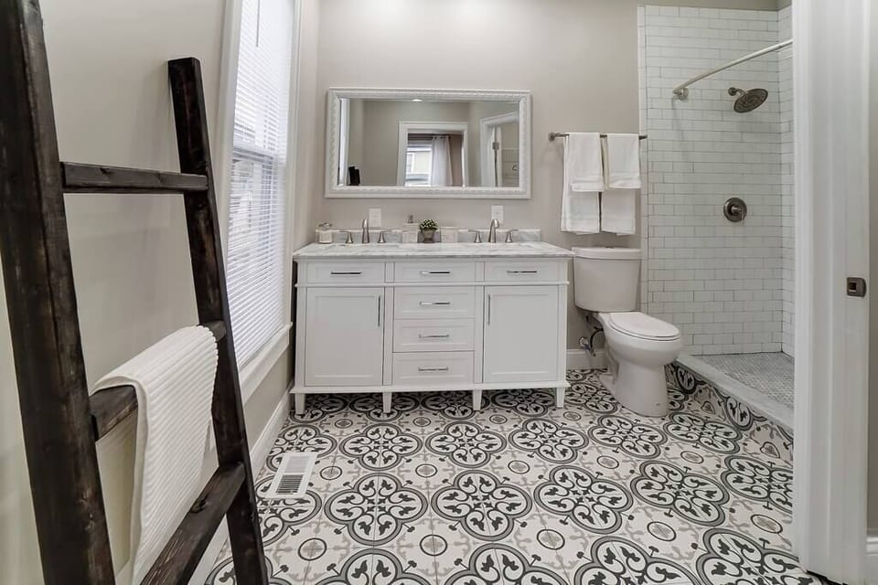 Bedroom 1 ensuite bathroom: located on the first floor 