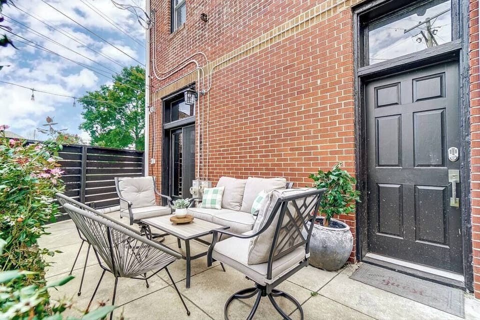 This cute and cozy backyard can accommodate 6 guests comfortably. We have string lights to cozy up the backyard during those nights in. 