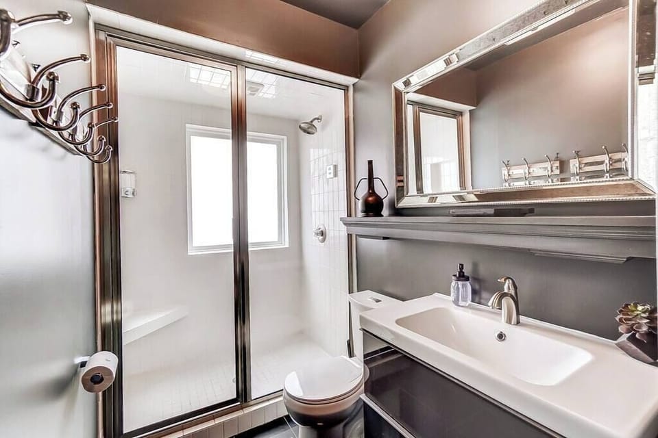 Full bath located 2nd floor (Note: This bathroom has been recently remodeled, and updated photos will be uploaded soon)