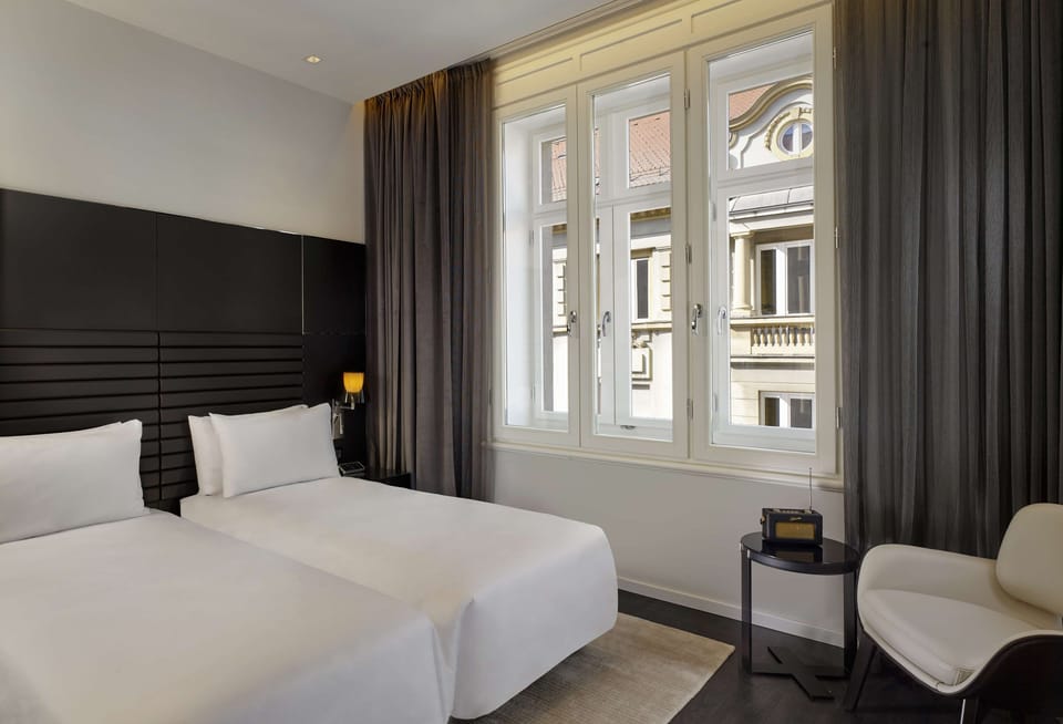 Room (Art Room) | In-room safe, desk, laptop workspace, blackout drapes