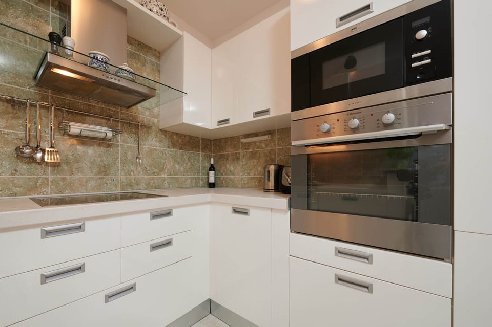 Comfort Apartment | Private kitchen | Full-size fridge, microwave, oven, stovetop