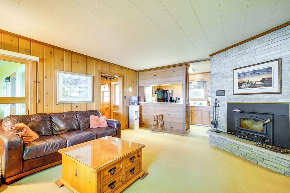 Living Room | Free WiFi | Wood-Burning Stove (Decorative Only)