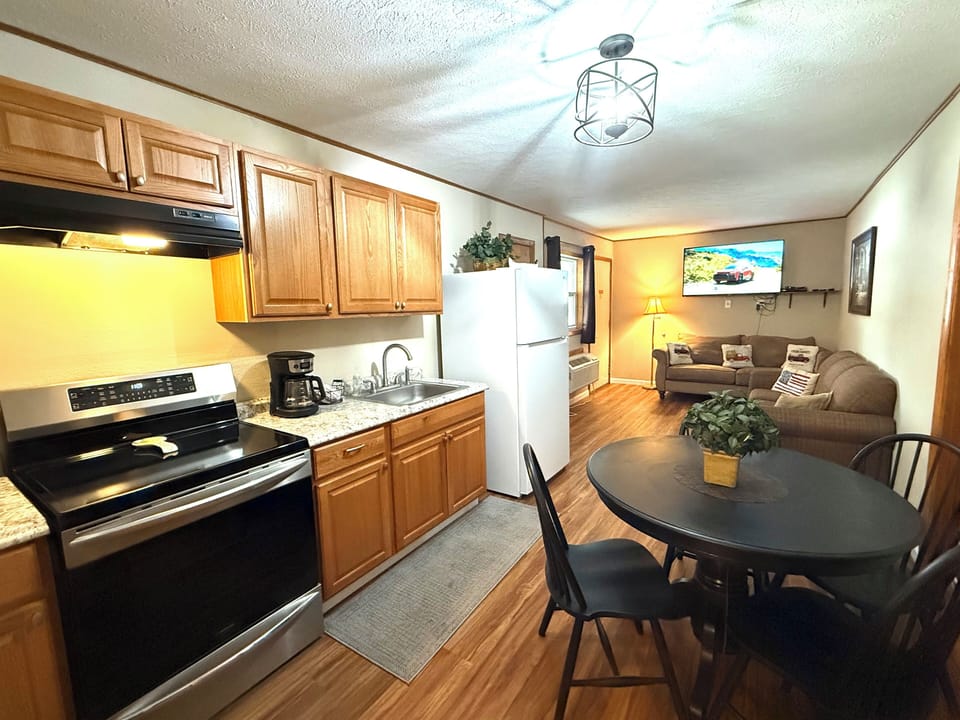 Room #8 | Private kitchen | Microwave, coffee/tea maker