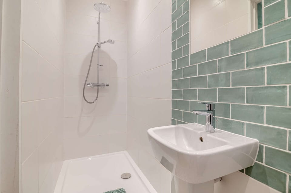 The Coach House Master Bedroom Ensuite - StayCotswold