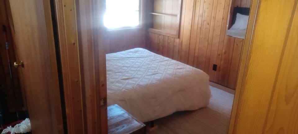 bedroom 2 has Queen bed 